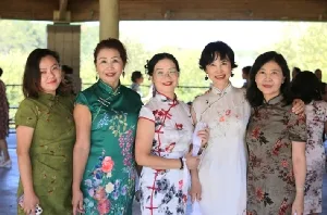 亭下合影的五位旗袍舞友