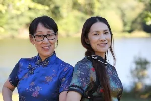 湖边并肩微笑的两位舞友
